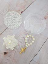 Lembrancinhas para montar 10 latinhas acrílico 5x2 + 10 mini terços + 10 apliques de biscuit + 10 círculos de tela de fundo para aplique