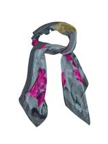 Lenço Via Lessa Milazzo Acetinado Estampa Floral Cinza Lenço Via Lessa Milazzo Acetinado Estampa Floral Cinza