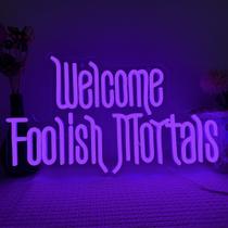 Letreiro de néon Symone Welcome Foolish Mortals roxo 41x24cm