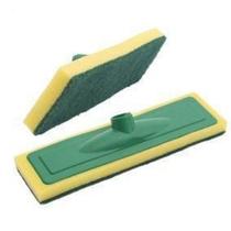 Limpa azulejo com esfregão verde - Bela vista