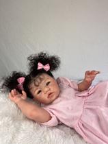 Linda bebê reborn menina do cabelo afro com vestido e laço