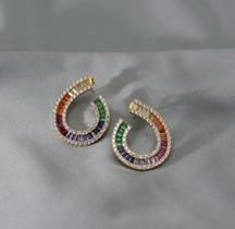 Lindo brinco no banho prata,com pedraria colorida um arraso peça. Lindo brinco no banho prata,com pedraria colorida um arraso peça.