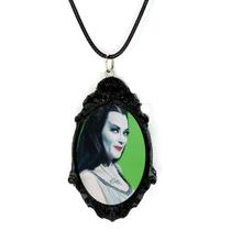 Lindo colar em resina arte terror vampira classica