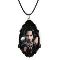Lindo colar pingente arte em resina vandinha addams
