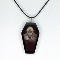 Lindo colar pingente arte resinada em forma caixão nosferatu