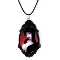 Lindo colar pingente com arte elvira formato hq resinada