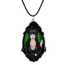 Lindo colar pingente moldura arte elvira em resina