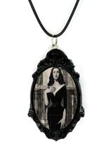 Lindo colar pingente moldura terror vampira