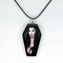 Lindo colar terror feito a mão tipo caixão resinado morticia