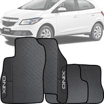 Lindo jogo de tapete emborrachado acabamento preto espcífico presonalizado com o nome do carro chevrolet onix 2013/2019