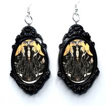 Lindo par de brincos arte em resina corvo wicca magia