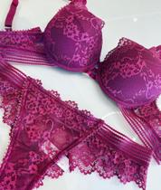Lingerie de renda e tule cor roxo