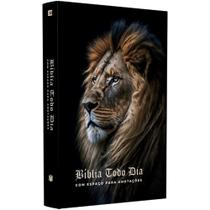 Livro - Bíblia Todo Dia com Espaço para Anotações | AM | Letra Normal | Capa Dura Leão Alteza Livro - Bíblia Todo Dia com Espaço para Anotações | AM | Letra Normal | Capa Dura Leão Alteza