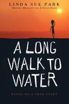 Livro Clarion A Long Walk to Water baseado em uma história verídica