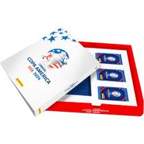Livro Copa América 2024 Capa Dura Prateado Box Premim Com 30 Envelopes - Panini