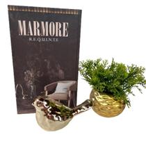 Livro decorativo 'Marmore', vaso dourado e pássaro cerâmico
