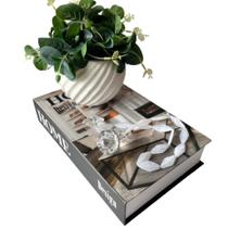 Livro decorativo, vaso branco de cerâmica e colar japamala