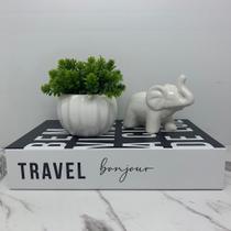 Livro decorativo, vaso branco trabalhado e elefante cerâmico