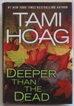 Livro Dutton "Deeper Than the Dead" Capa Dura, 432 Páginas Livro Dutton "Deeper Than the Dead" Capa Dura, 432 Páginas