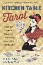 Livro Kitchen Table Tarot: puxe uma cadeira, embaralhe as cartas