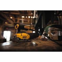 Lixadeira Orbital 1/4 de Folha de Lixa 230w DWE6411 - Dewalt