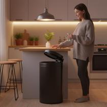 Lixeira Automática Redonda 40 Litros em Aço Inox com Sensor de Movimento Preta