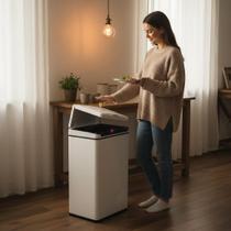 Lixeira Automática Retangular 50 Litros com Sensor de Movimento Branca com Tampa Antiodor Lixeira Automática Retangular 50 Litros com Sensor de Movimento Branca com Tampa Antiodor