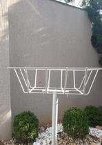 Lixeira externa calçada com base desmontável resistente e prática com pintura anticorrosiva