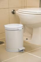 Lixeira Pedal Cesto Lixo Banheiro Cozinha Recipiente Plastico Preta 10,5L Branco