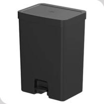 Lixeira pedal preta trium ou 30l com tampa fechada para cozinha e banheiro
