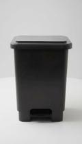 Lixeira Retangular 50L com Pedal Resistente Preta Lixeira Retangular 50L com Pedal Resistente Preta
