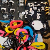 Lote de com mais de 750 acessórios feminos de cabelo, piercing, anéis, colar prendendor etc... Lote de com mais de 750 acessórios feminos de cabelo, piercing, anéis, colar prendendor etc...