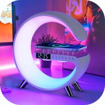 Luminária 4 em 1 Carregador Sem Fio, Caixa de Som Bluetooth, Relógio Digital e Luz LED com Controle de Cores via App Luminária 4 em 1 Carregador Sem Fio, Caixa de Som Bluetooth, Relógio Digital e Luz LED com Controle de Cores via App