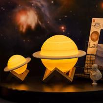 Luminária Abajur Led 3d Planeta Saturno Amarela Mesa Quarto Luz Noturna Presente