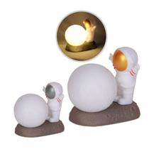 Luminária Astronauta Led Abajur com Lua Iluminada Decoração