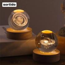 Luminária Bola de Cristal Galáxia ou Saturno USB com Base Madeira Sortida