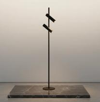 Luminária chão moderna slim metálica p/2 mini dicroicas direcionáveis 1,35m