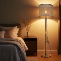 Luminária de Chão Imperial Fina Madeira Design Elegante para Sala e Quarto Cupula Marrom Sintetica Acabamento Ferro em Cobre