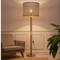 Luminária de Chão Imperial Fina Marrom Sintética Detalhe em Dourado Design Sofisticado em Madeira, Iluminação Aconchegante