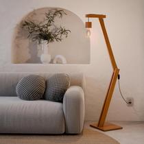 Luminária de Chão Pelicano em Madeira Amêndoa AV MOVEIS Luminária de Chão Pelicano em Madeira Amêndoa AV MOVEIS