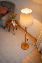 Luminária de Chão Retrô Madeira Maciça 164cm Abajur de Piso Cúpula Tecido Palha Sala Quarto Decorativa