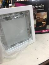 Luminária de embutir lâmpada compacta fluorescente de 25w na cor branca e suporte de alumínio.