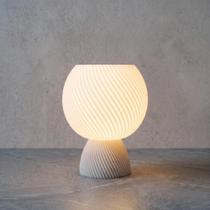 Luminária de Mesa Abajur Ylia Design Minimalista 24x18cm Lâmpada LED Quarto Sala Escritório Muvia