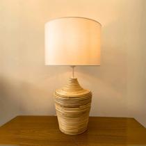 Luminária de Mesa Artesanal Para Sala Quarto e Escrivaninha Bambu Natural Firme Luminária de Mesa Artesanal Para Sala Quarto e Escrivaninha Bambu Natural Firme