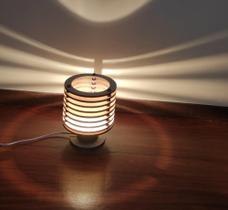 Luminária de mesa em MDF