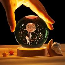 Luminária De Mesa Globo De Led 3d Astronauta Eclick Cor da cúpula:Transparente/MadeiraVoltagem:127/220V