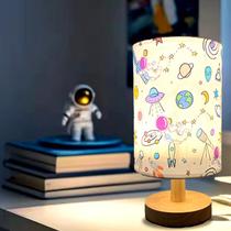 Luminária de Mesa Infantil GFTDNS Astronauta com Base de Madeira e LED USB Luminária de Mesa Infantil GFTDNS Astronauta com Base de Madeira e LED USB