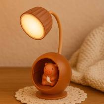 Luminária Decorativa Led Capivara Na Toca Recarregável Com 2 Níveis De Iluminação