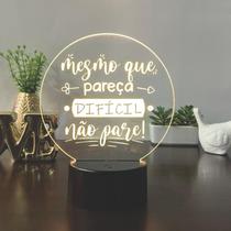 Luminaria em acrilico infantil de led com frase mesmo que pareça difícil não pare decorativa mesa ou esvcrivania