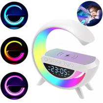 Luminária G Speaker com Relógio - Som e Carregador Prático Luminária G Speaker com Relógio - Som e Carregador Prático